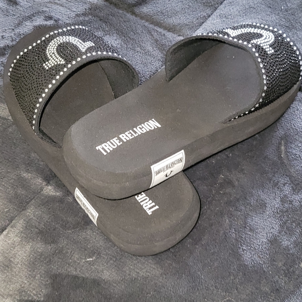 Black True Religion flip flops great buy 😉😍
